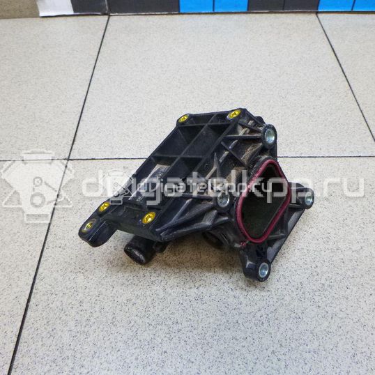 Фото Фланец двигателя системы охлаждения  1450955 для Ford Fiesta / Focus / Tourneo / C-Max / Galaxy