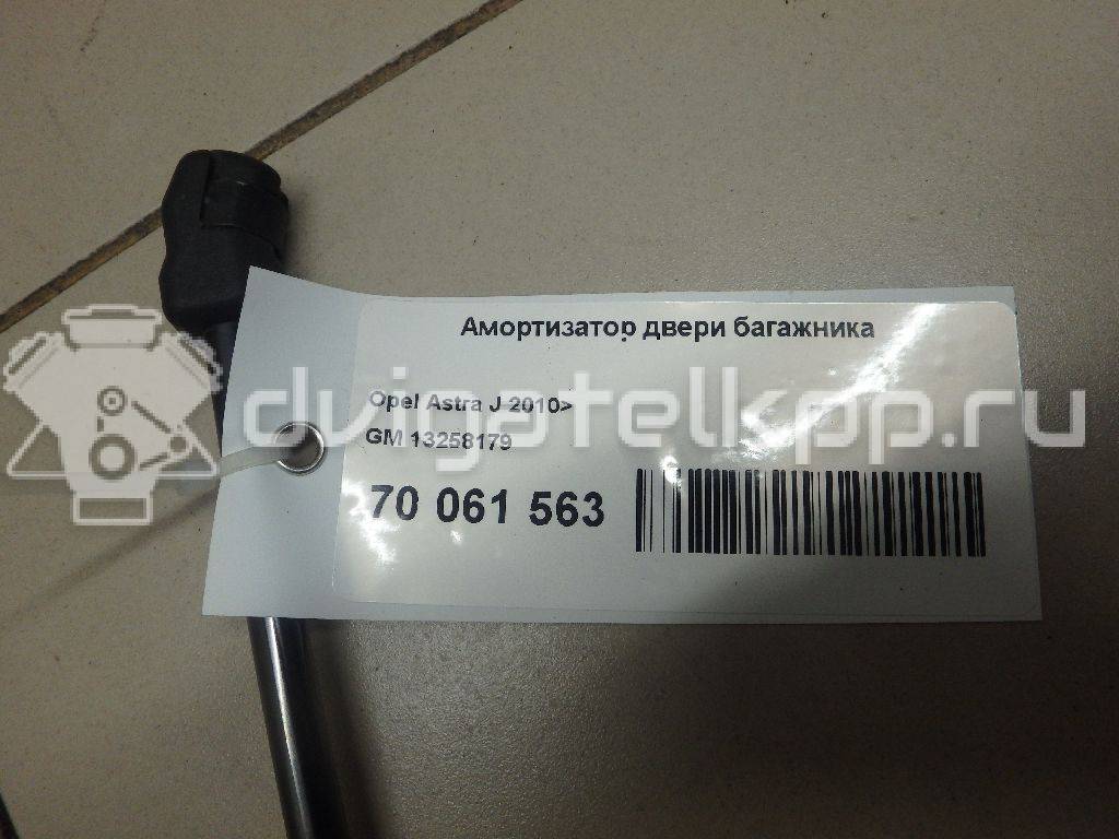 Фото Амортизатор двери багажника  13258179 для Opel Astra {forloop.counter}}