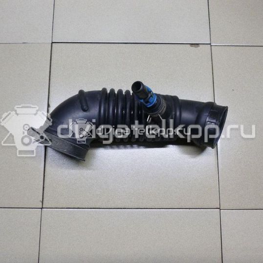 Фото Патрубок воздушного фильтра для двигателя B3 (16V) для Mazda Demio Dw / 121 / 323 53-73 л.с 16V 1.3 л бензин L33E13220